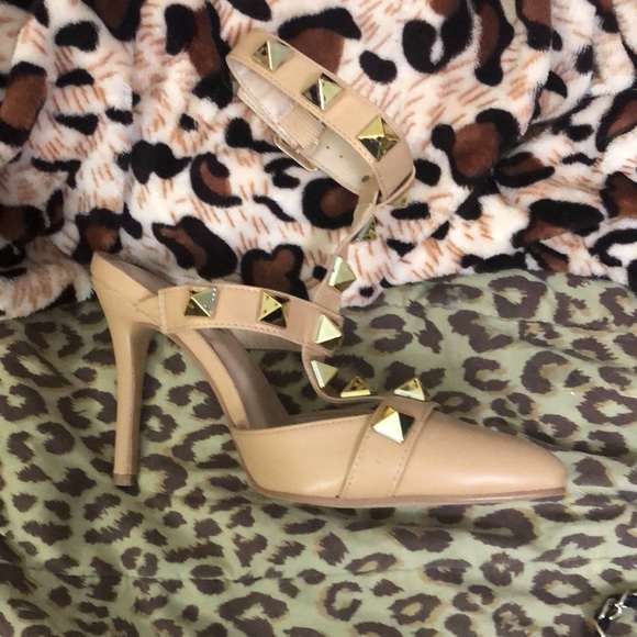 Designer 🤩👨‍🎨 Inspired Beige Rivet Slingback with Pointed Toe called “LILLI” - Picture 5 of 8